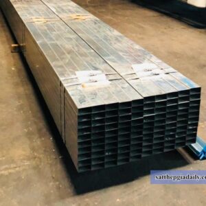Thép hộp mạ kẽm 13x26 được xử lý bằng phương pháp mạ kẽm, tạo ra lớp phủ bảo vệ chống ăn mòn và tăng độ bền