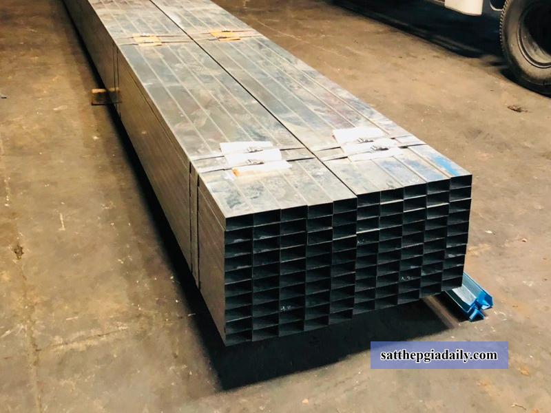 Thép hộp mạ kẽm 13x26 được xử lý bằng phương pháp mạ kẽm, tạo ra lớp phủ bảo vệ chống ăn mòn và tăng độ bền