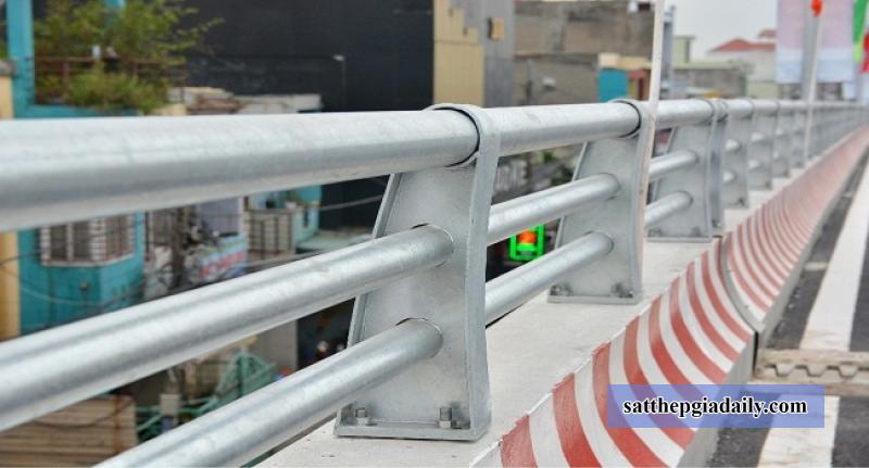 Thép ống phi 127 làm lan can cầu vượt