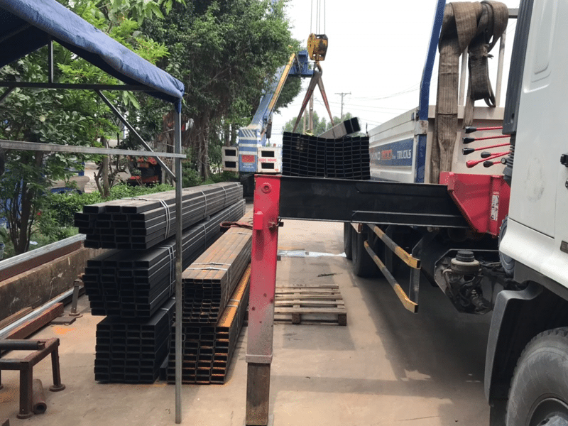 Đại lý tôn thép Vương Quân Khôi cung cấp thép hộp 10x30 với giá cạnh tranh, uy tín, chất lượng