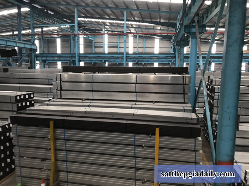 Kho chứa thép hộp 10x30 tại Tôn Thép VQK