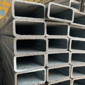 Thép hộp chữ nhật 10x30 có 2 loại phổ biến là thép hộp 10x30 đen và sắt 10x30 mạ kẽm