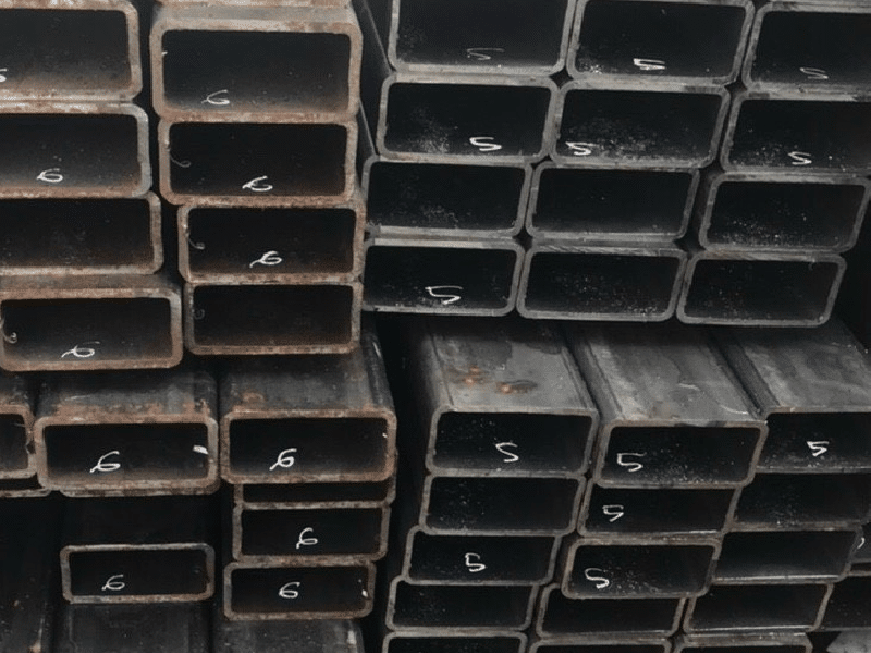 Thép hộp 13x26 đen có màu đen hoặc xanh đen