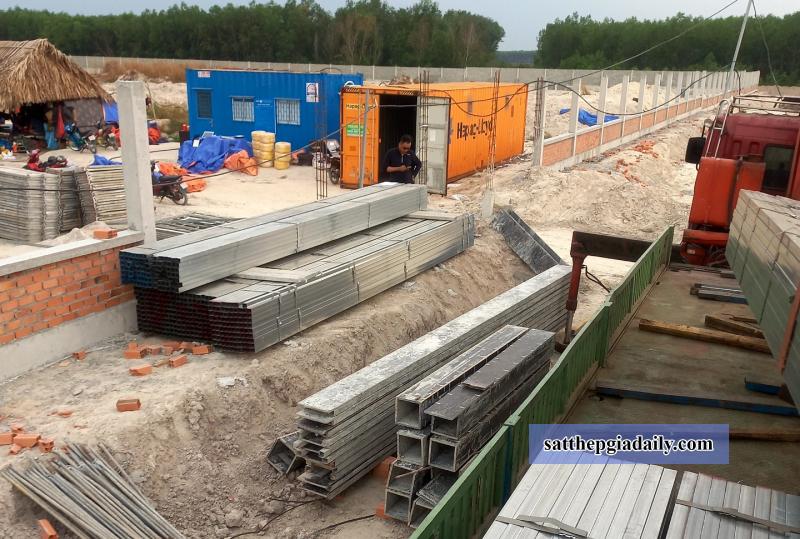 Bảo quản thép hộp 200x100 tại công trình nên để ở nơi cao, khô ráo