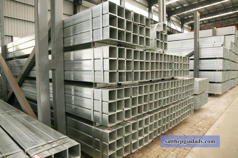 Nên bảo quản sắt hộp 250x250 ở nơi khô ráo, sắp xếp gọn gàng, kê thép cách mặt đất để hạn chế rỉ sét