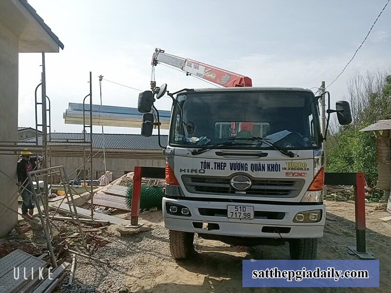 Bốc xếp sắt hộp 300x200 xuống tận chân công trình