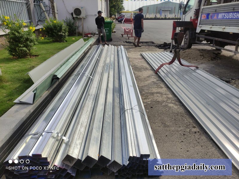 Bốc xếp thép hộp 125x125 tận chân công trình