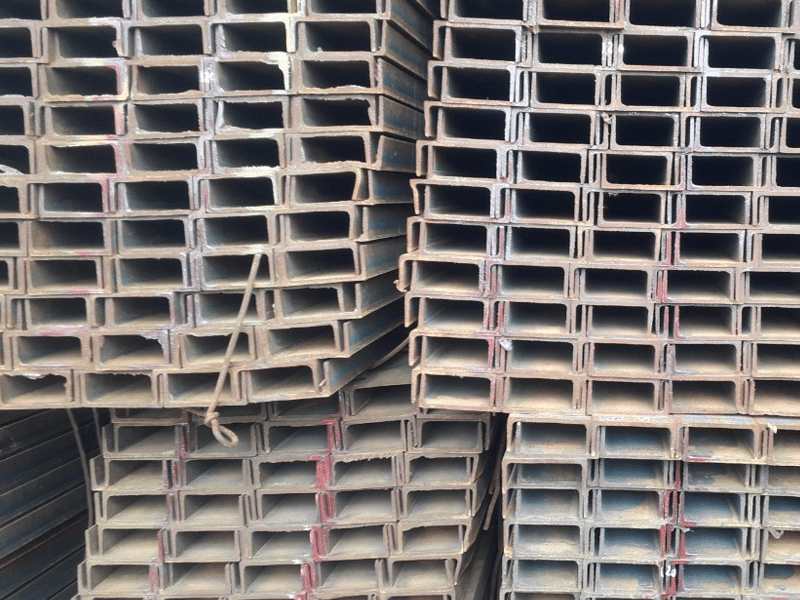 Hạn chế tiếp xúc thép U75 với bụi bẩn và nước mưa