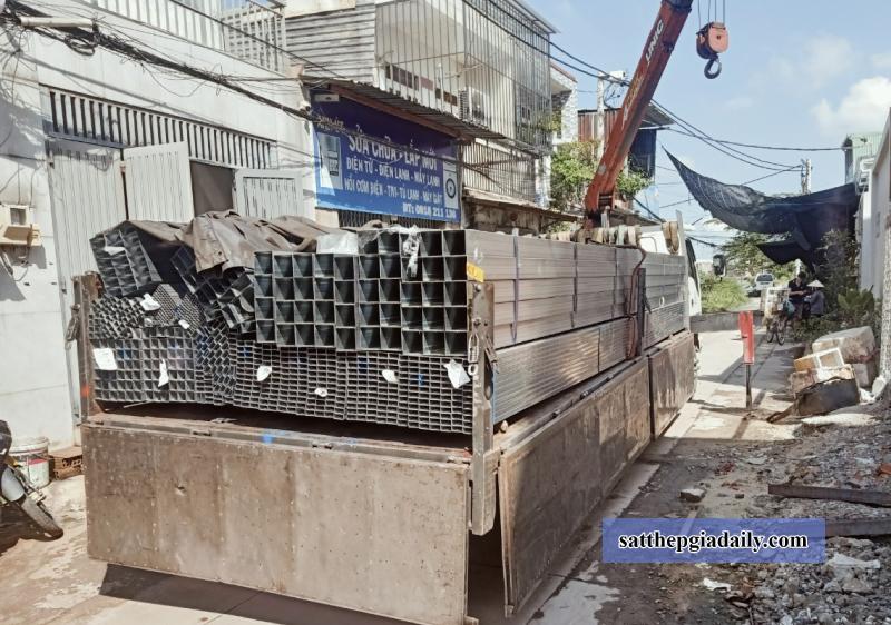 Tôn Thép Vương Quân Khôi vận chuyển thép hộp 300x300 đến địa điểm yêu cầu