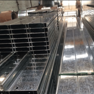 Xà gồ thép Z300 được chế tạo từ thép không gỉ và có hình dạng mặt cắt chữ Z đặc trưng