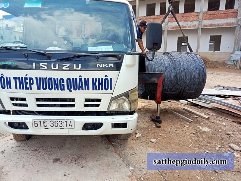 Vận chuyển thép Nam Kim tới công trình