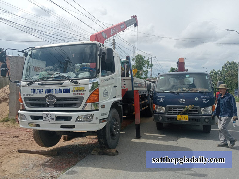 Vận chuyển thép VinaOne tới công trình