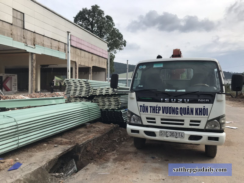 Vận chuyển tôn thép Việt Nhật tới công trình