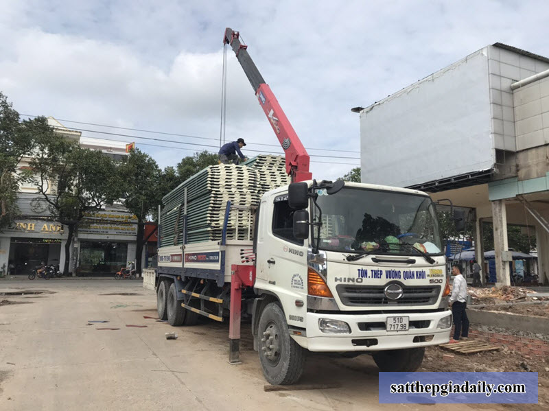 Bốc xếp tôn Việt Úc tới công trình