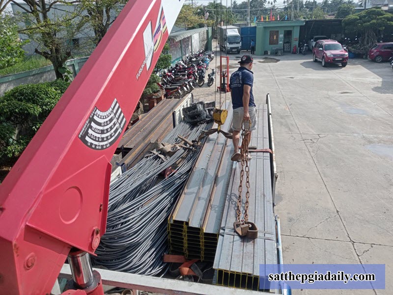 Vận chuyển thép Việt Mỹ tận công trình