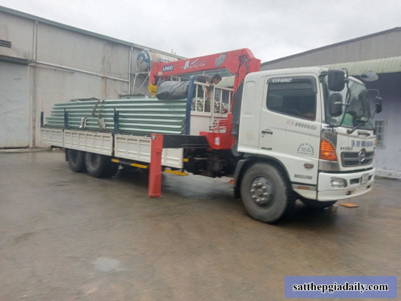 Vận chuyển tôn tới công trình cho khách hàng