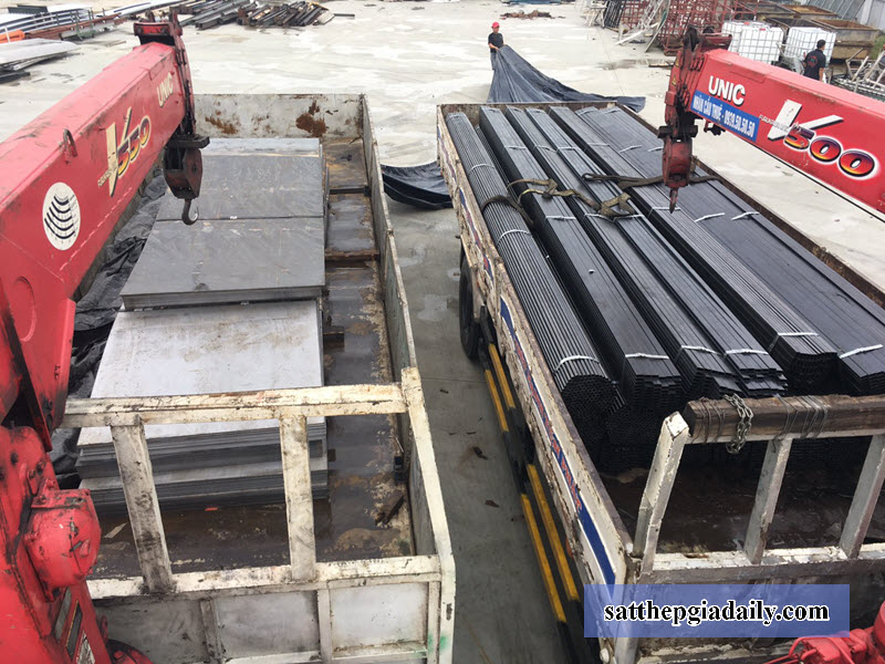 Vận chuyển sắt tấm ABREX400 tới công trình