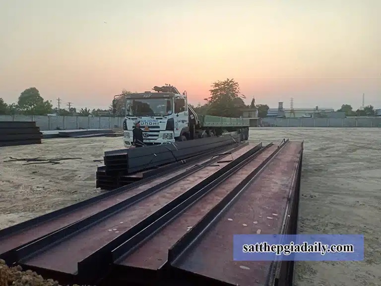 Vận chuyển thép hình V Việt Trung tới công trình