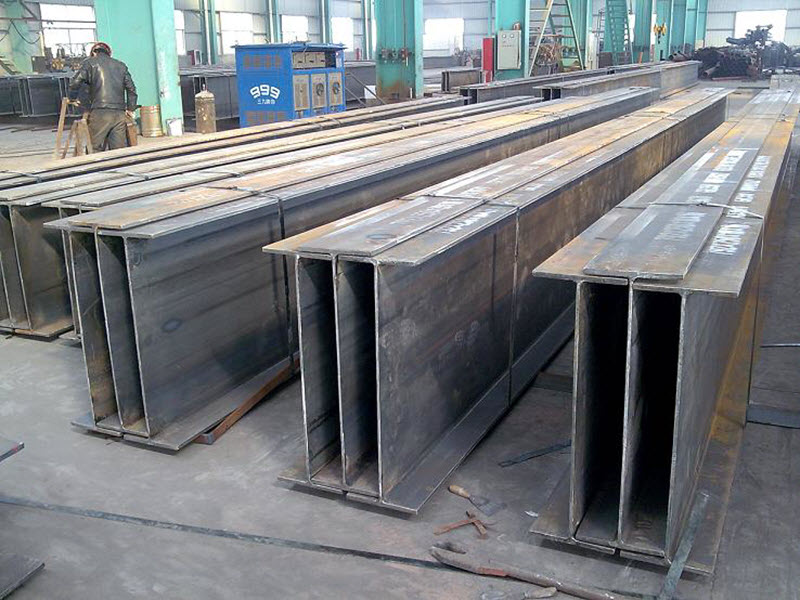 Tiến hành gia công vì kèo thép cho công trình