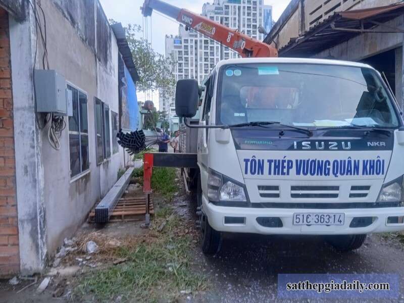 Vận chuyển thép hộp nhập khẩu tới tận công trình