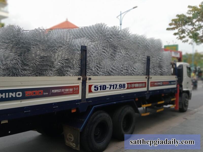 Vận chuyển dây kẽm lam hình gai tới công trình 