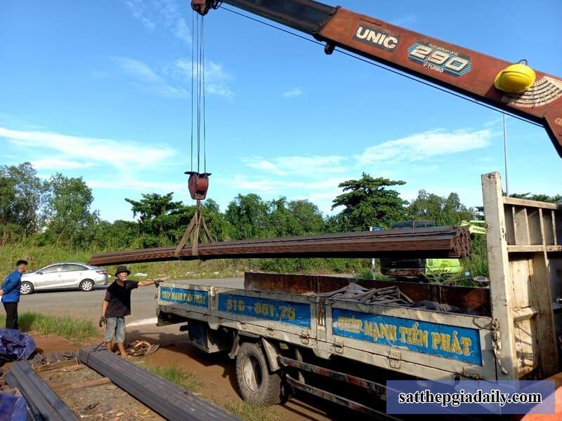 Vận chuyển sắt V Hải Triển tới công trình