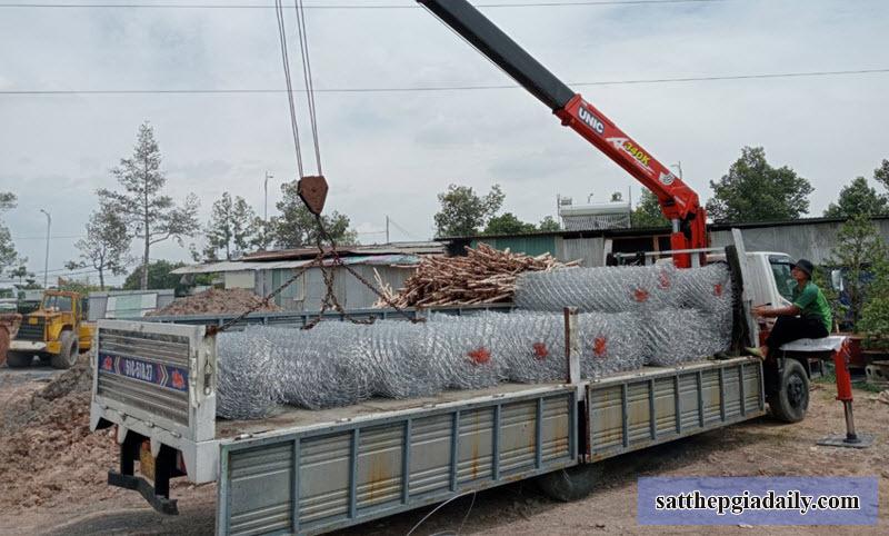 Nhà máy Tôn Thép VQK vận chuyển lưới B40 khổ 1m8 tới công trình