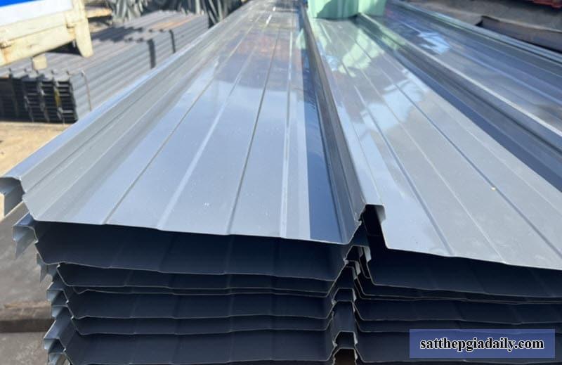 Tôn cliplock cán tại công trình nguyên vẹn, chống thấm dột