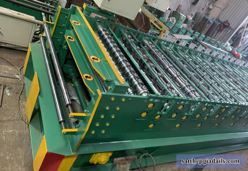 Khách hàng có thể thuê máy cán tôn cliplock ngắn hoặc dài hạn