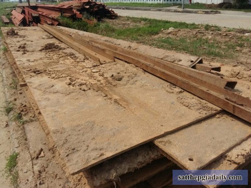Dùng thép tấm lót đường giúp phương tiện cơ giới dễ di chuyển trong mùa mưa