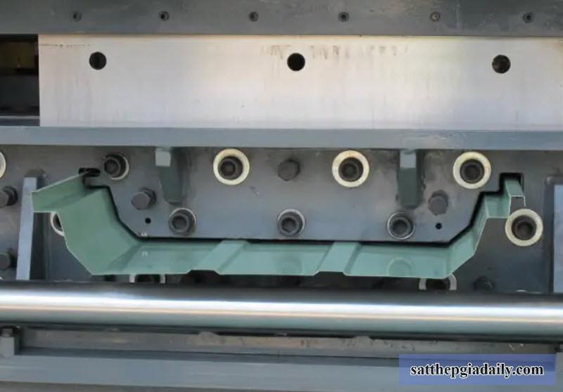 Nhân viên của Tôn Thép VQK hỗ trợ cài đặt máy theo yêu cầu