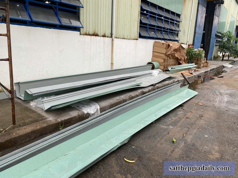 Quy trình cán tôn tại chỗ được kiểm soát chặt chẽ bởi đội ngũ thợ lành nghề