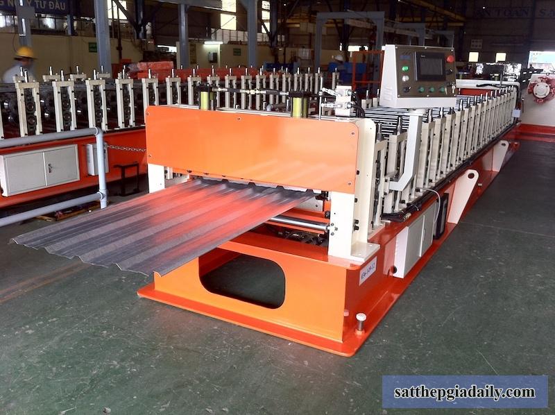 Thuê máy cán chuyên dụng giúp tôn seamlock không bị trầy xước, cong vẹo