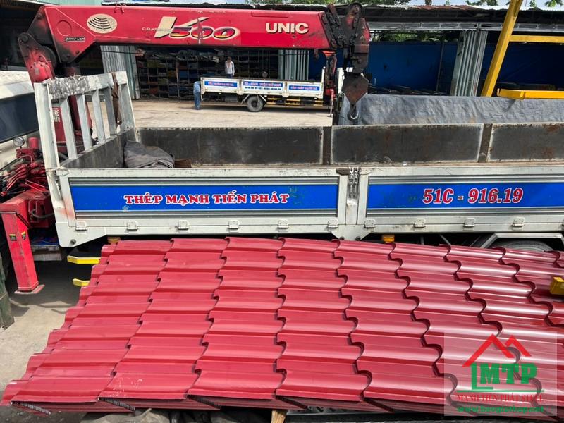 MTP hỗ trợ vận chuyển, gia công cán tôn sóng ruby tận công trình