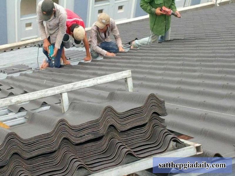 Ứng dụng thi công mái lợp nhà cấp 4 bằng tôn ngói xi măng